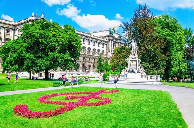 A box for a romantic walk in the city center of Vienna - Why this Vienna romance box feels different from a typical tour