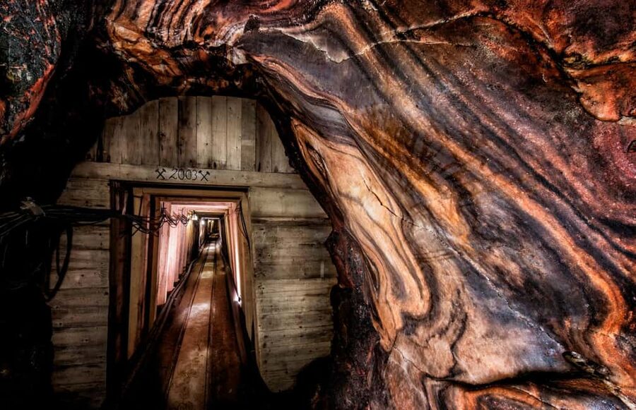 All-Inclusive Tour Salzwelten Altaussee: Shuttle & Salt Mine - Entering the Altaussee salt mine: salt walls, tunnels, and old tools