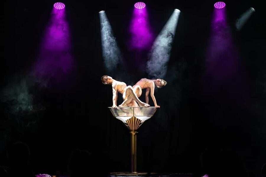 Burlesque Dinner Club in Vienna - Your 5.5-hour arc: dinner, two show parts, and the 9:30 pm party