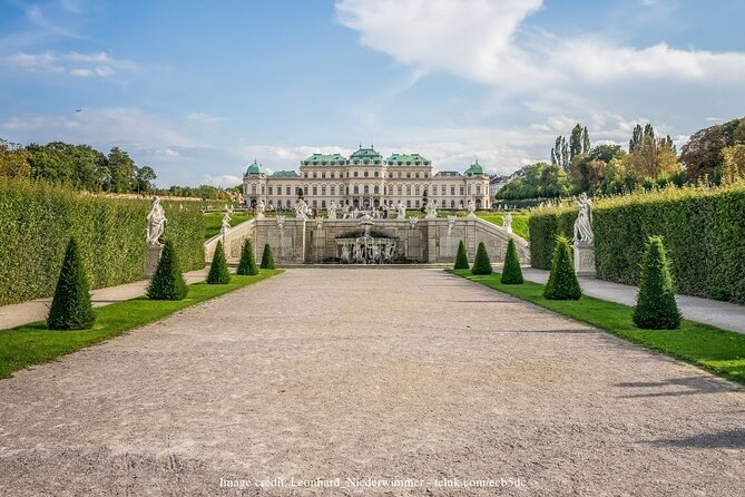 Christmas at Belvedere: 3hr Private Tour of Upper Palace & Market - Private guide perks: what you gain beyond a ticket