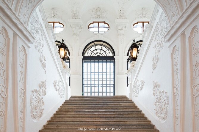 Christmas at Belvedere: 3hr Private Tour of Upper Palace & Market - Weather, comfort, and walking tips for a Christmas market day
