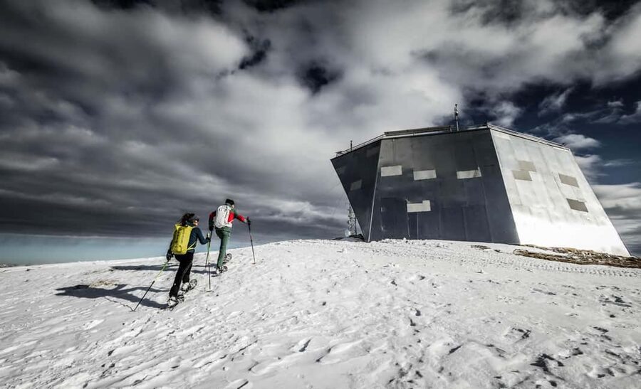 Dachstein Krippenstein: Yeti Snowshoe Ticket - The simple routine: cable car up, snowshoes on at Sport Janu