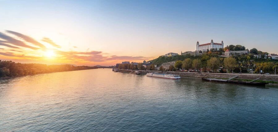 Day trips from Vienna: Bratislava and Budapest with Guide - Vienna pickup and the transfer rhythm to Bratislava