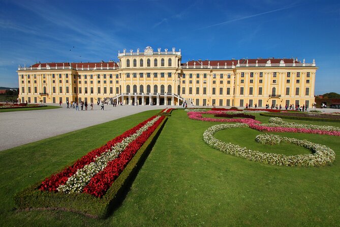 Exciting history tour and discovery of Vienna's secrets - The Spanish Riding School stables, Lipizzaners, and baroque Vienna streets