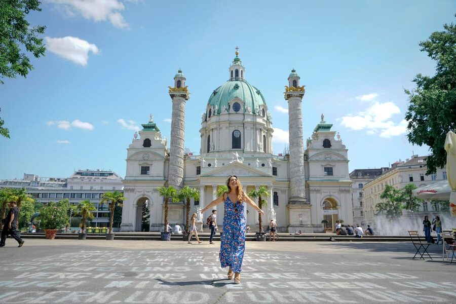 Exclusive Vienna Photography Session and City tour - Meeting by the Opera and how the 90 minutes flow