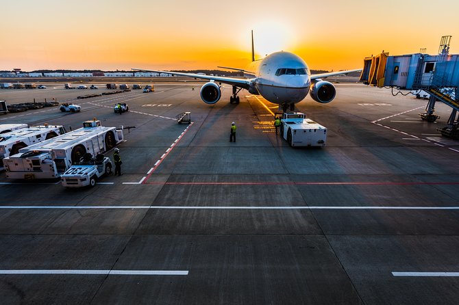 From Salzburg to Munich Airport- Private Transfer - punctual & friendly Driver - Comfort and airport logistics: water, air-conditioning, and real luggage help