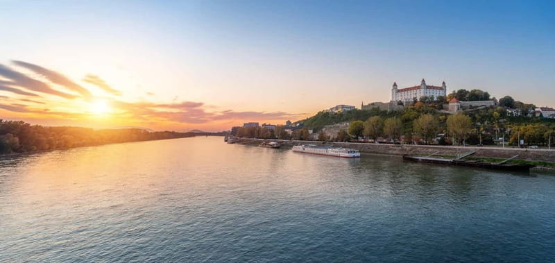 From Vienna: Bratislava & Budapest Guide One Day Tour - The ride between cities, photo stops, and a boat trip on Traunsee Lake