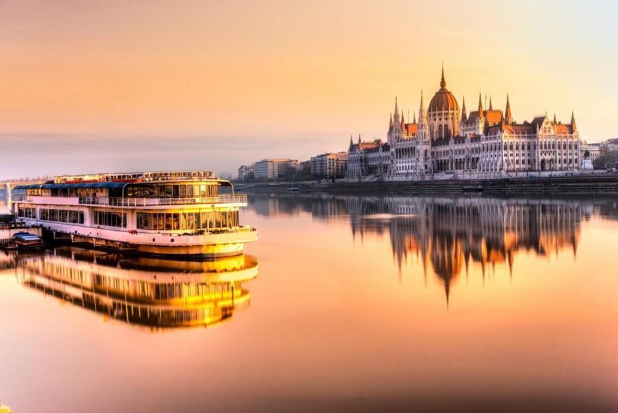 From Vienna: Budapest Small-Group Guided Day Tour - St. Stephen’s Basilica and getting your bearings in Pest