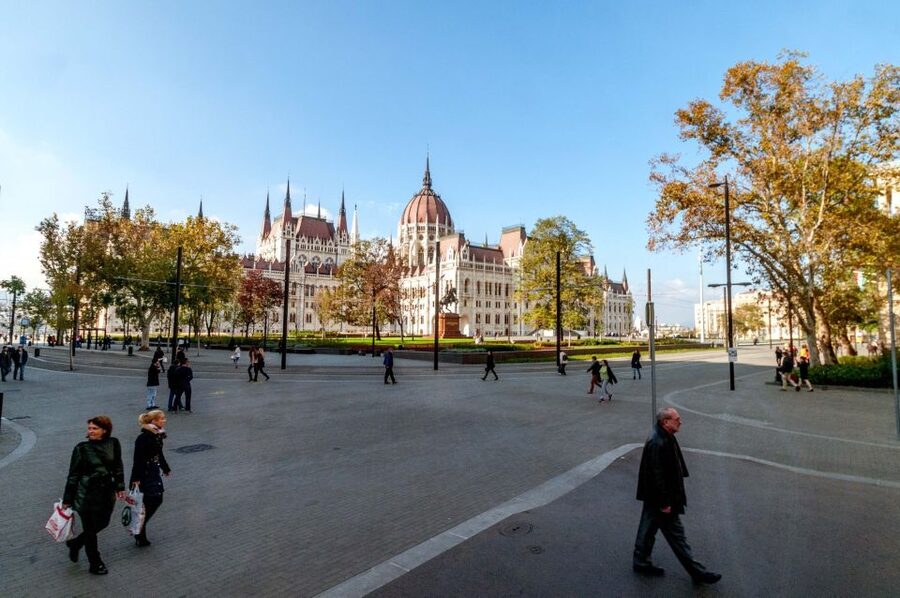 From Vienna: Guided Day Trip to Budapest - From Oper, Karlsplatz U to Budapest: Starting Smoothly
