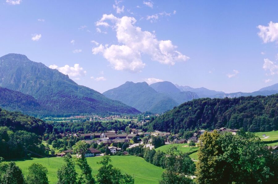 From Vienna: Salzburg and Alpine Lakes Full-Day Trip - Language Mix and Guide Styles: When English Matters