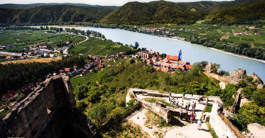 From Vienna: Wachau Valley Day Tour with Wine Tasting - Dürnstein: medieval streets, Richard the Lionhearted, and a proper wine tavern