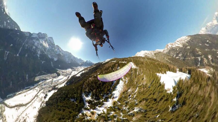 Fulpmes Schlick2000 - Winter Tandem Paragliding Flight - Landing in winter: feet landing or airbags, plus that lingering tingle