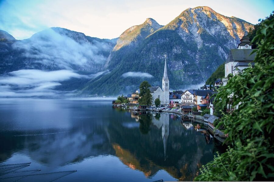 Hallstatt, St. Wolfgang & St. Gilgen Day Trip from Salzburg - Seasonal reality check: winter shop closures and step planning