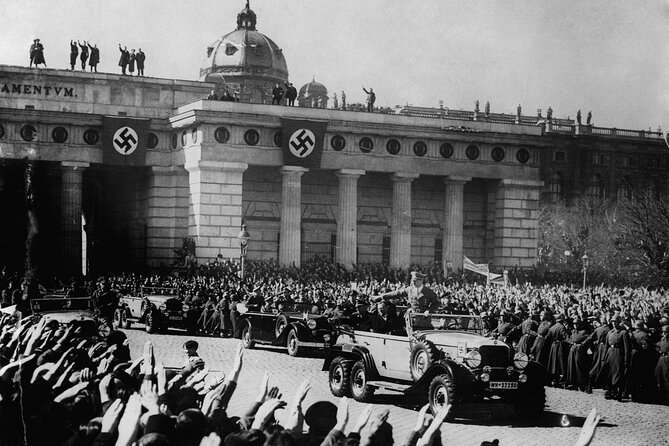 Historical Hitler Walking Tour of Vienna - Heldenplatz and the 1938 speech: why the location is trauma, not just history