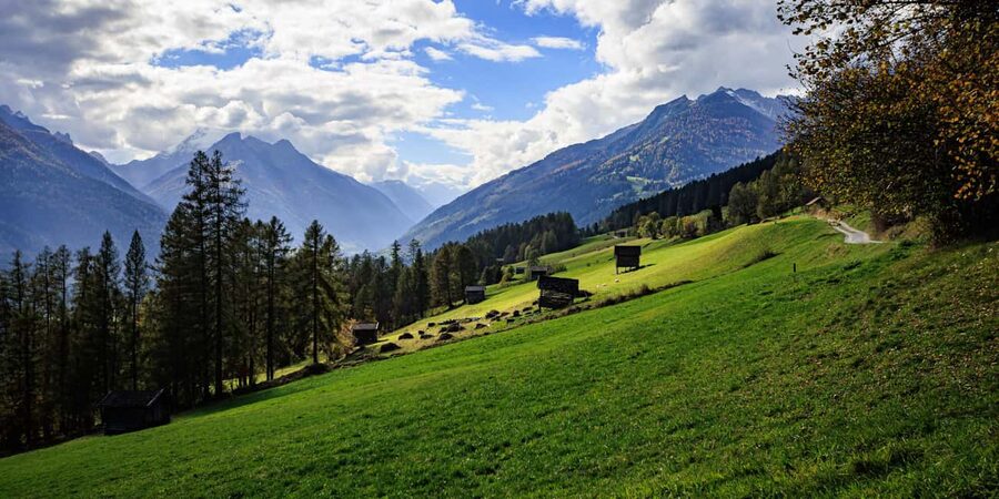 Innsbruck: Panoramic hike over the Telfer Wiesen - Getting from Wilten Abbey to the trailhead by Stubaitalbahn