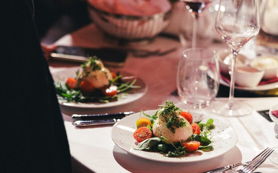 Mirage Vienna: Burlesque Spectacular – Dinner Show - The show format: three acts, four courses, and a proper MC-led pace