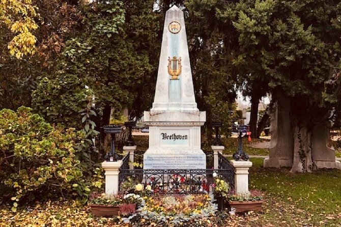 Mobile puzzle rally tour at the Vienna Central Cemetery - Stop 1: Entering the Zentralfriedhof with a puzzle mindset