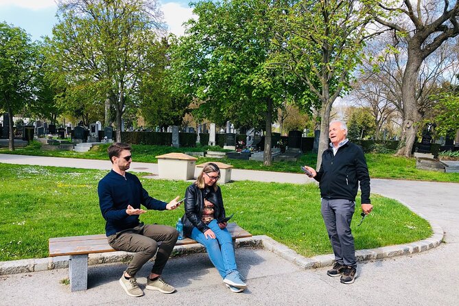Mobile puzzle rally tour at the Vienna Central Cemetery - Stop 3: Religious variety as part of the shared realm