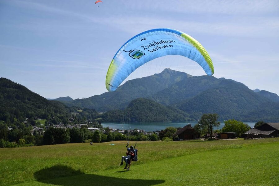 Paragliding Tandem in Salzkammergut / Sound of Music Flight - Panorama flight vs action flight over Wolfgangsee