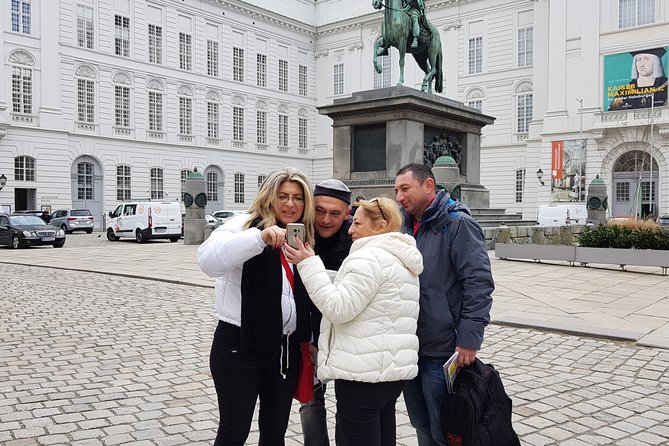 Private City Discovery walk - Historical Treasure hunt - How the smartphone game actually runs in the streets