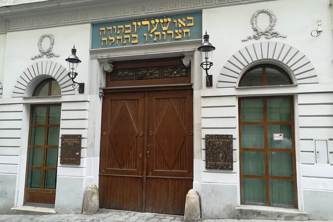 Private Jewish Vienna Walking Tour - Leopoldstadt: four white columns where a temple once stood