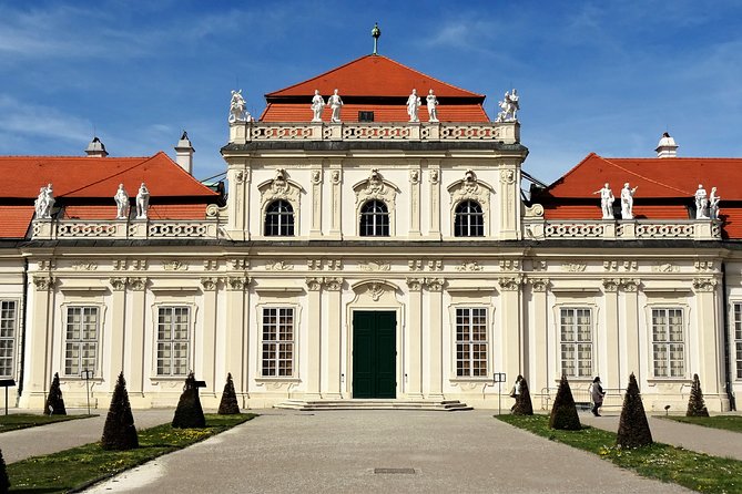 Private Klimt & Vienna Art Walk — From Baroque to Secession - Schwarzenbergplatz and the baroque church mood-setter