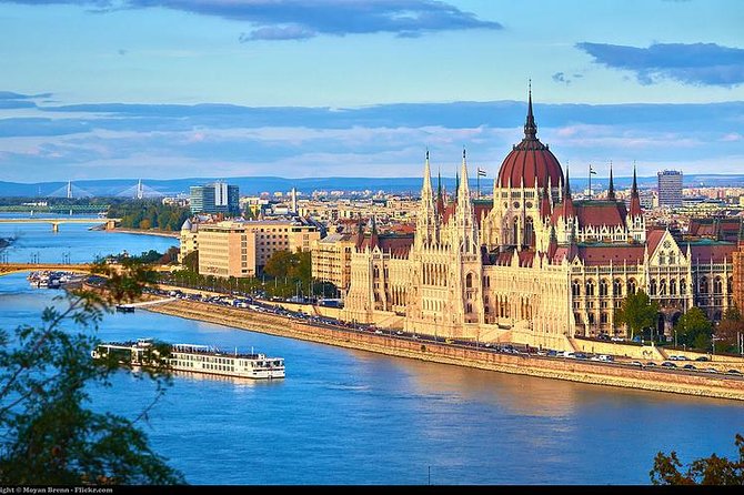 Private tour of Budapest with transfer from Vienna, Local Guide - Castle Hill start: views and context that make the day click