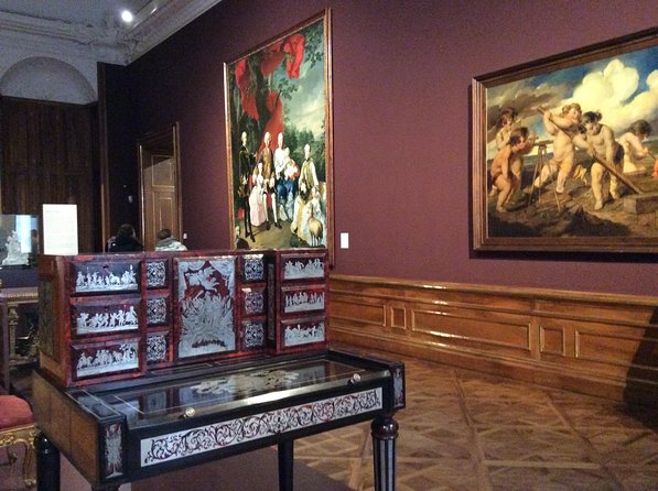 Private Tour of the Belvedere Palace with an Art Historian: "Pictures of Austrian Identities". Art & History Tour with Skip-the-line Tickets - A fast garden moment with a big Vienna payoff