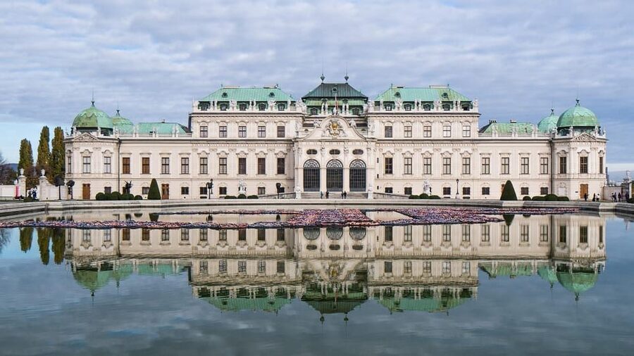 Private tour Vienna: 4 hours by Car - Heldenplatz and Hofburg: fast photo time, then imperial scale