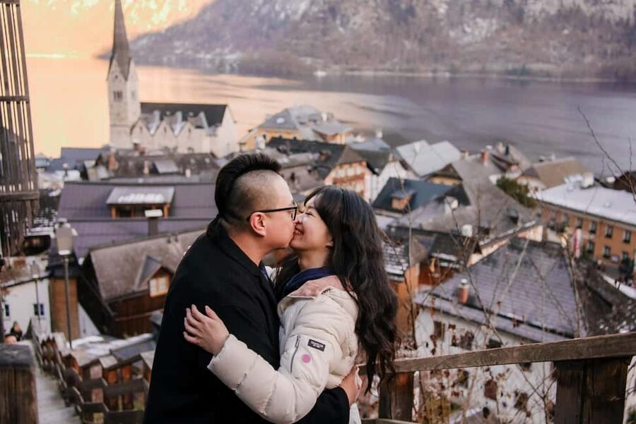 Private Vacation Photoshoot with Photographer in Hallstatt - Posing without the awkward feeling
