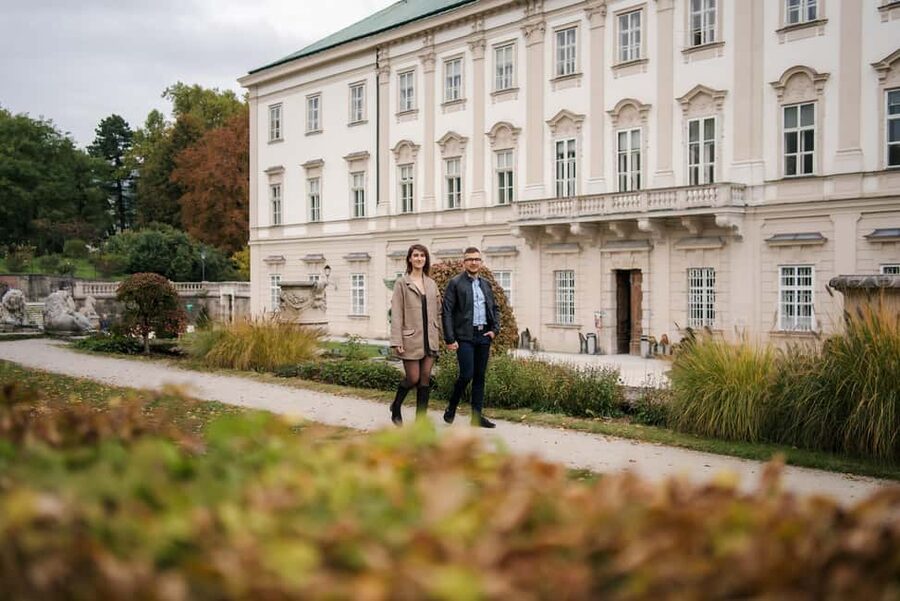 Private Vacation Photoshoot with Photographer in Salzburg - Timing, Light, and That Salzburg Magic Window