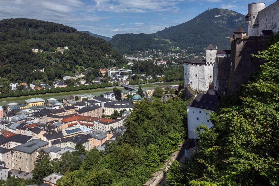 Salzburg: Express Walk with a Local in 60 minutes - Mozart’s Birthplace: learning the right context