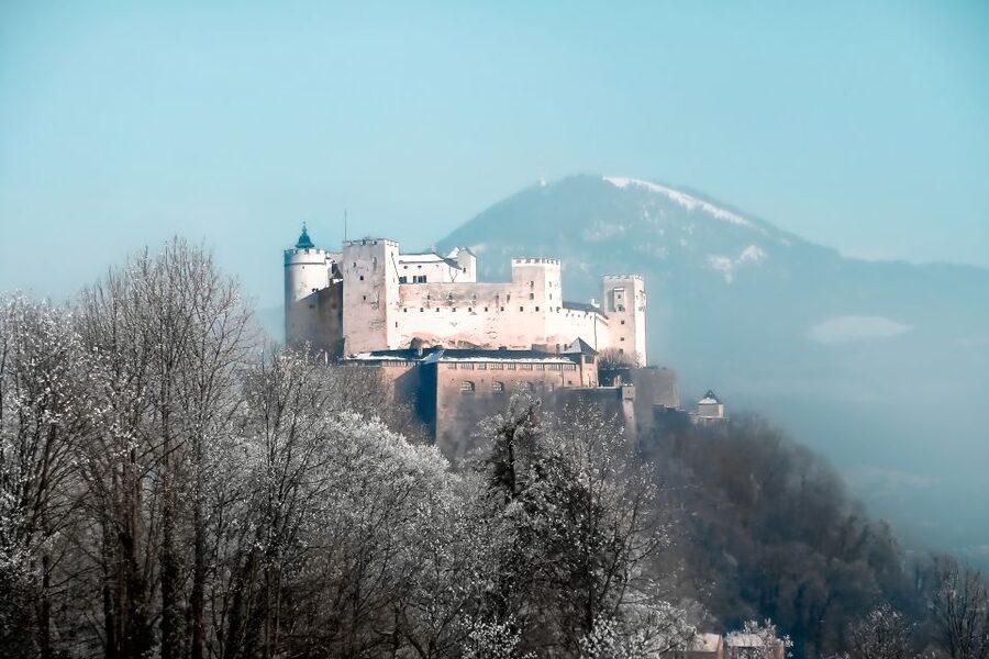 Salzburg: Express Walk with a Local in 60 minutes - Group size, languages, and the kind of conversation you’ll have