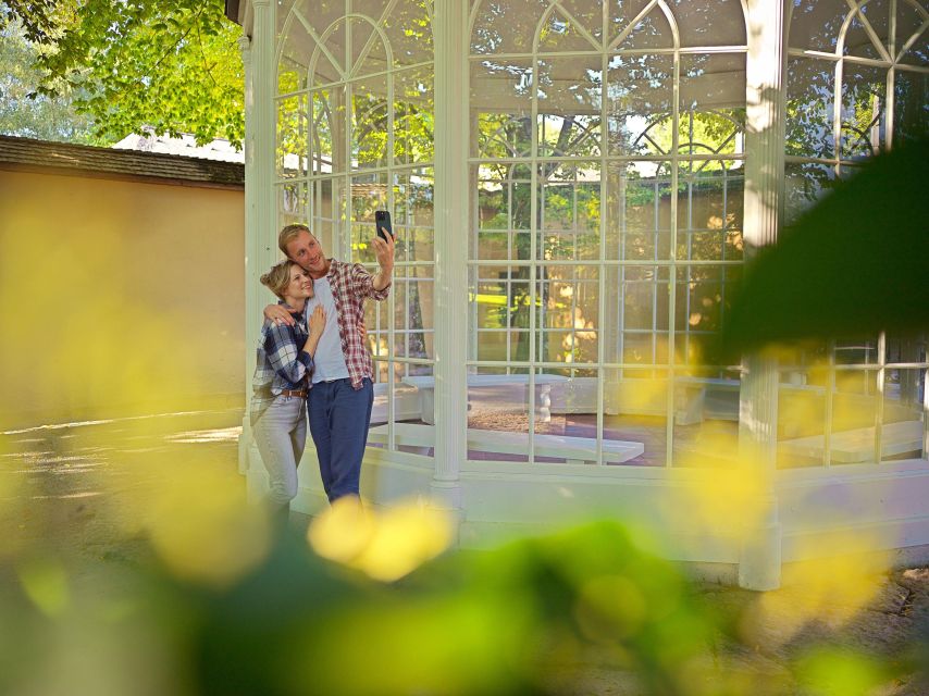 Salzburg: Hallstatt and Sound of Music Tour - Sound of Music tour in Salzburg: film locations with real context