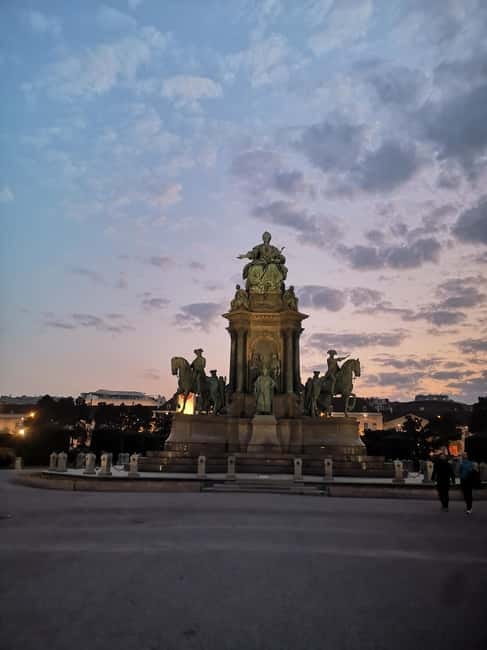 Scandals, affaires & anecdotes in Vienna - Walking and learning: what “behind the doors” means here