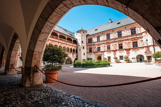 Schloss Tratzberg – Hörspielführung - Stop inside Tratzberg Castle: rooms, armor, and the Habsburg story thread