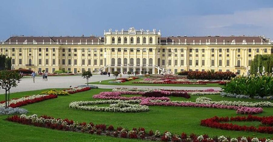 Schönbrunn Grand Tour : Private Skip-the-Line Walking Tour - Inside the entrance hall, with the garden context in your head