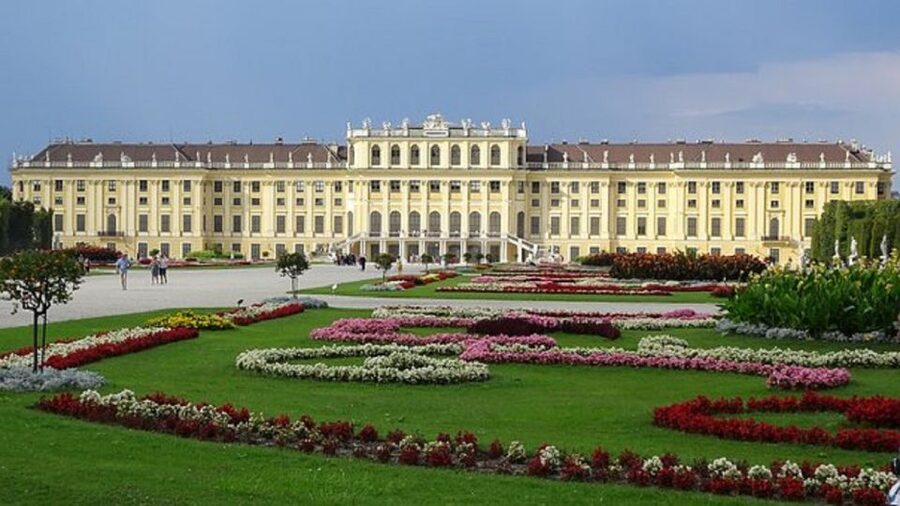 Schönbrunn Grand Tour : Private Skip-the-Line Walking Tour - Meeting point and how skip-the-line access changes the mood