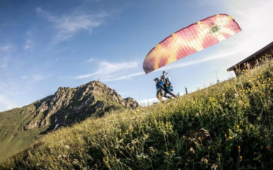 St Johann in Tirol: Tandem Paragliding - Meet at the gondola, then climb to takeoff