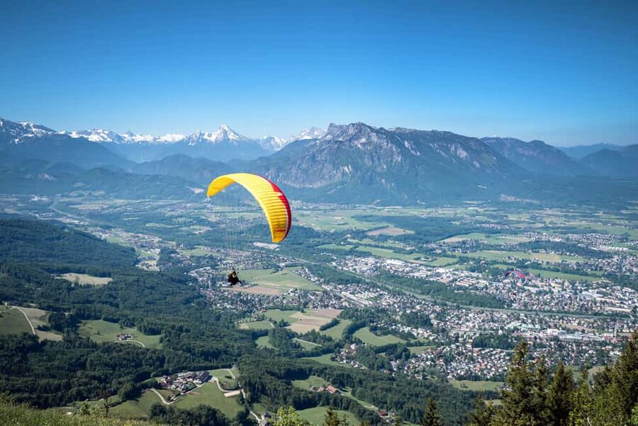 Tandem Paragliding Salzburg City - The classic flight: 10 to 15 minutes of city-to-mountains views