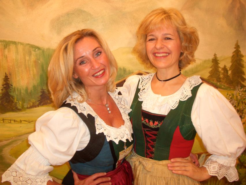 Tyrolean Evenings Family Gundolf in Innsbruck - Finale: the visiting-countries singalong moment