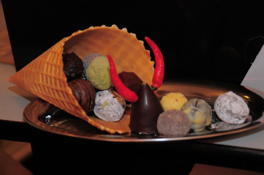 Vienna: 2.5-Hour Viennese Coffee, Cake, and Chocolate Tour - Meeting point at the coffeehouse entrance, and how to find your group