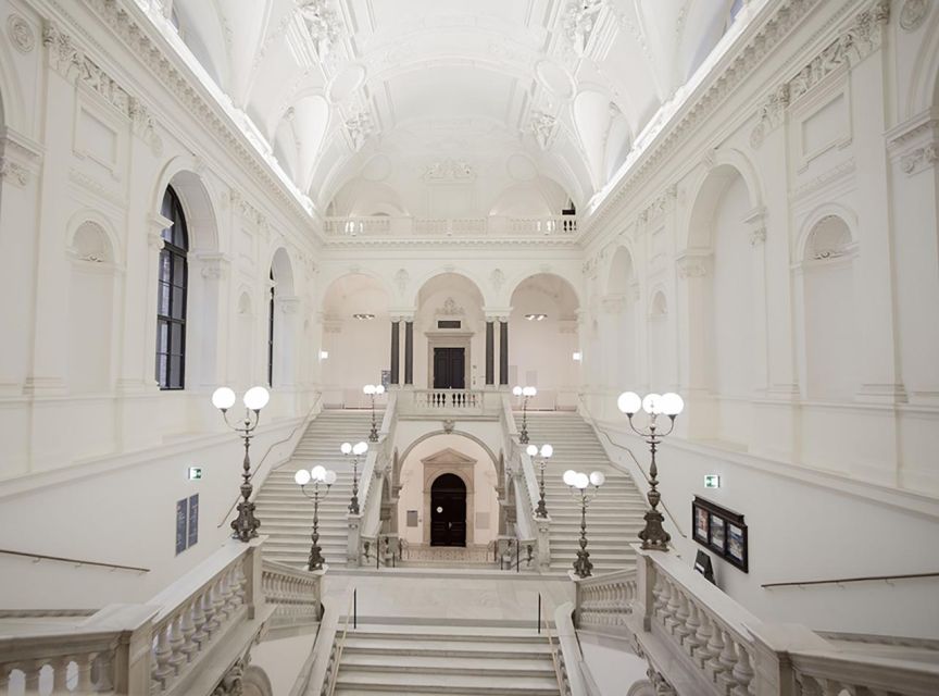 VIENNA AT NIGHT: PRIVATE PHOTO TOUR - Meeting at the University of Vienna, then finding your night rhythm