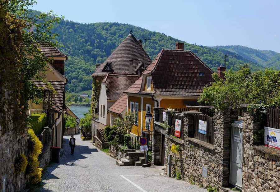 Vienna/Bratislava: Traunkirchen, Hallstatt & Salzburg Tour - Small group size, English guide, and what you can ask