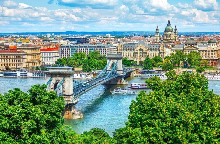 Vienna: Budapest Day Trip - Guided Budapest stops that hit the big icons early