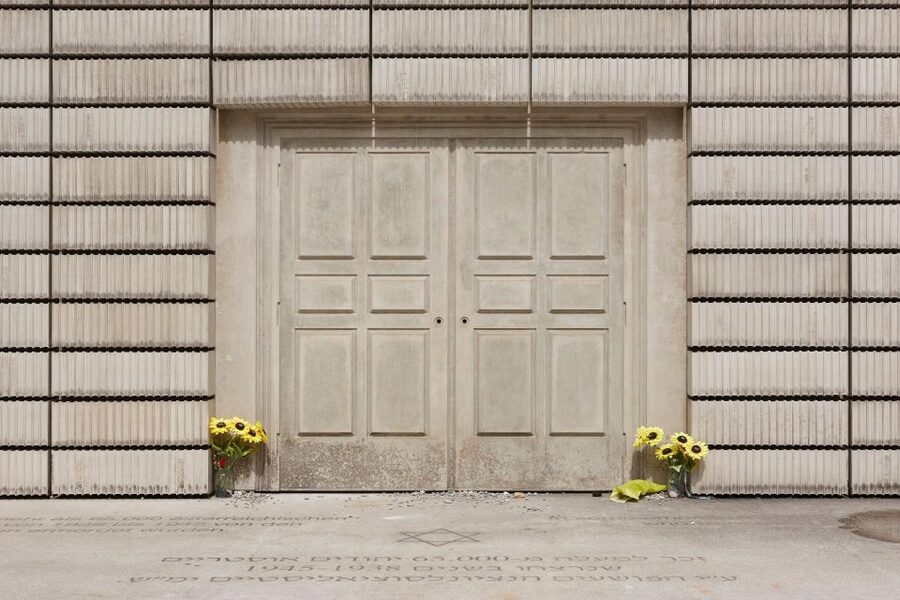 Vienna Central Cemetery Walking Tour with Transfers - The famous graves you’ll plan around: Beethoven to Strauss II