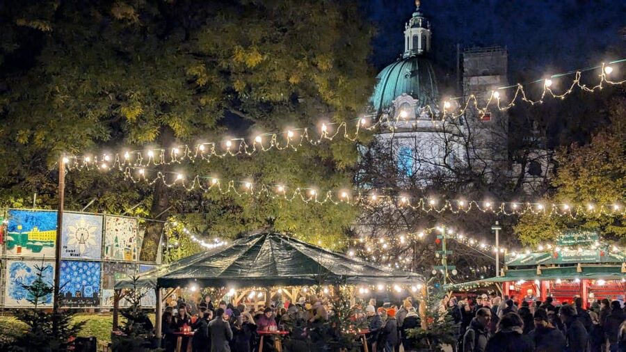 Vienna: Christmas Market Food and Drinks Tour - Warm Drinks That Keep You Moving: Glühwein and Punsch