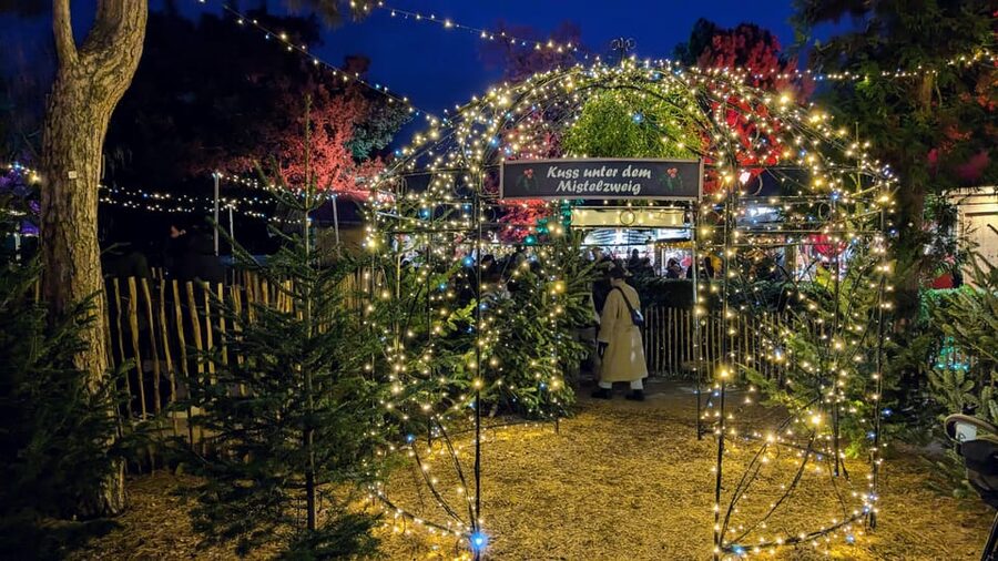 Vienna: Christmas Market Food and Drinks Tour - Navigating Vienna’s Metro and Streetcars Without Losing Your Day