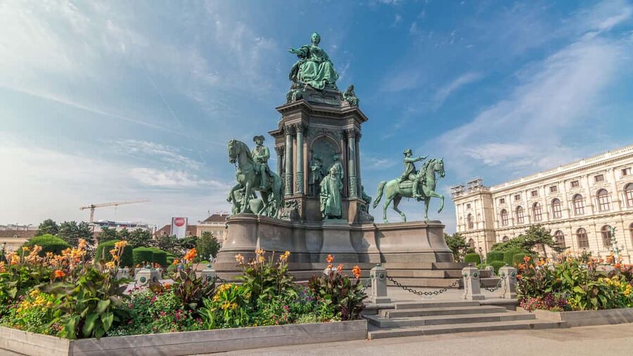 Vienna: Christmas Photoshoot with a Pro Photographer - Who should book this (and who should skip)