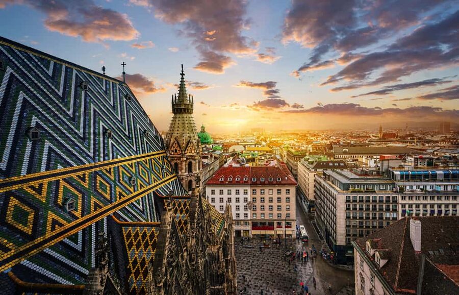Vienna: Christmas Photoshoot with a Pro Photographer - Ankeruhr and Stephansplatz: your high-impact finale
